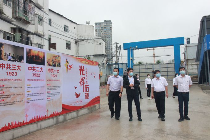 参观“红色长廊”。邓灿滨 摄（建图）.jpg