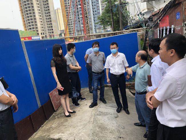 走访周边人民。龚媚媚 摄（建图）.jpg