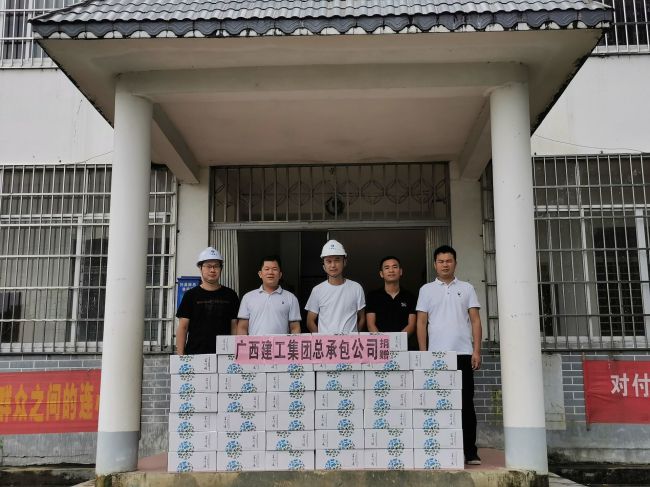 捐赠抗灾物资。谭山泉 摄（建图）.jpg