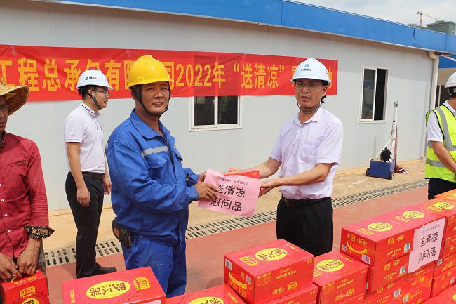 发放慰问品。张钊林 摄（建图）.jpg