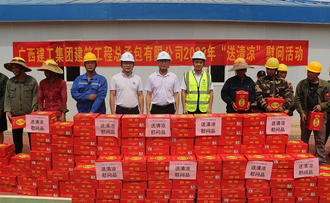 与农名工代表合影留想。张钊林 摄（建图）.jpg