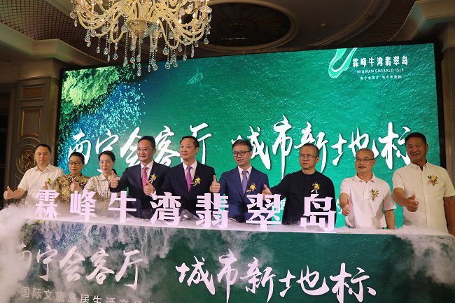 邓少新与参与嘉宾一起合影留想。 周煜川 摄（建图）.jpg