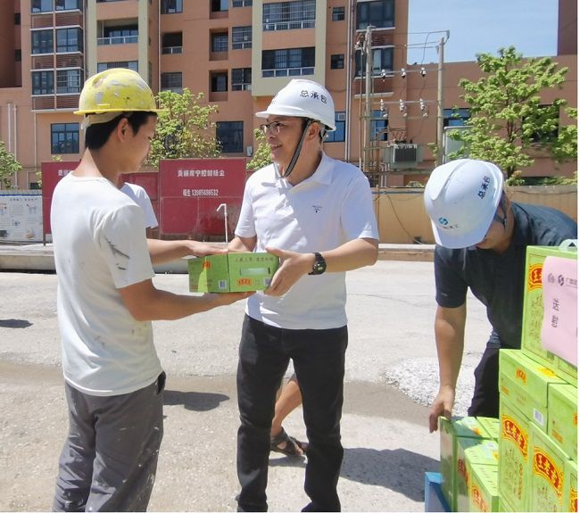 发放慰问品。潘文君 摄（建图）.jpg