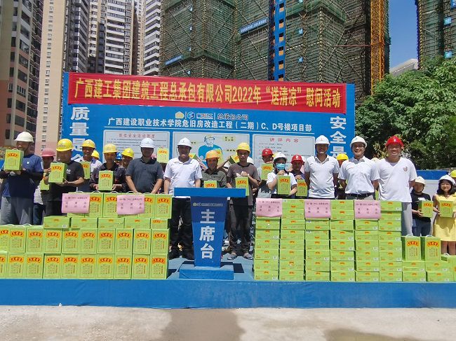 ”送清冷“慰问活动合影。潘文君 摄（建图）.jpg