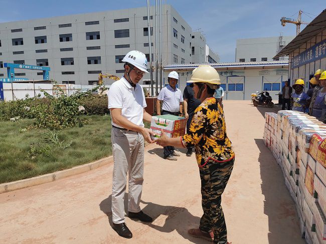 发放慰问品。王瑾贞 摄（建图）.jpg