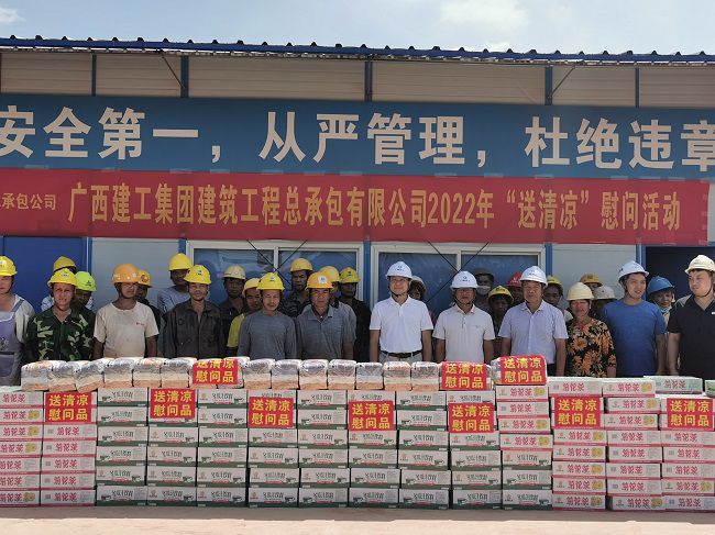 慰问活动合影。王瑾贞 摄（建图）.jpg