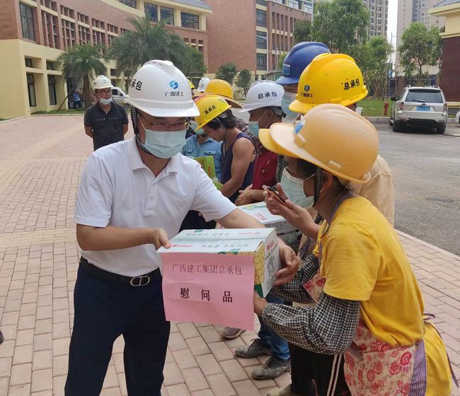 发放慰问品 。彭永彬 摄（建图）.jpg