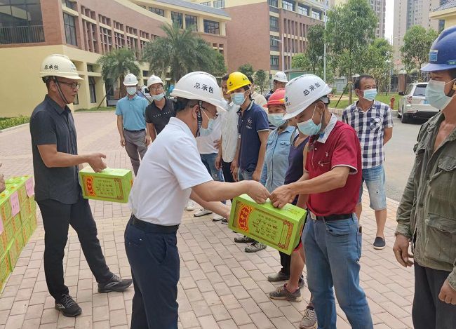 发放慰问品。彭永彬 摄（建图）.jpg