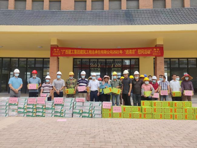 送清冷活动现场。彭永彬 摄（建图）.jpg