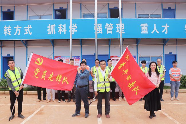 岑廷义和张力为党支部授旗。周煜川 摄（建图）.jpg