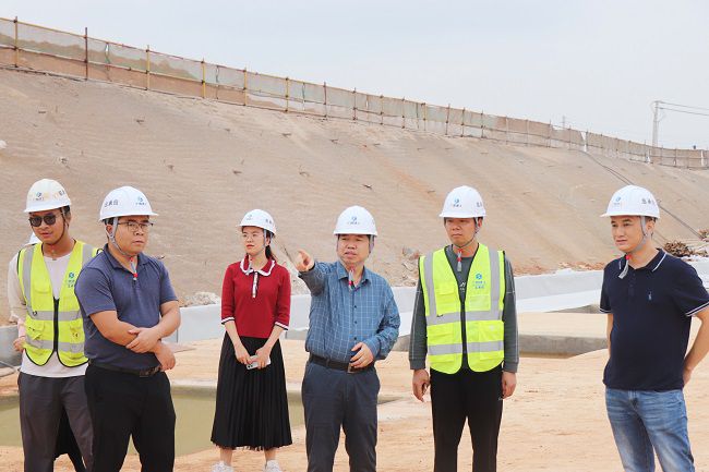 岑廷义深刻现场视察施工过程。周煜川 摄（建图）.jpg