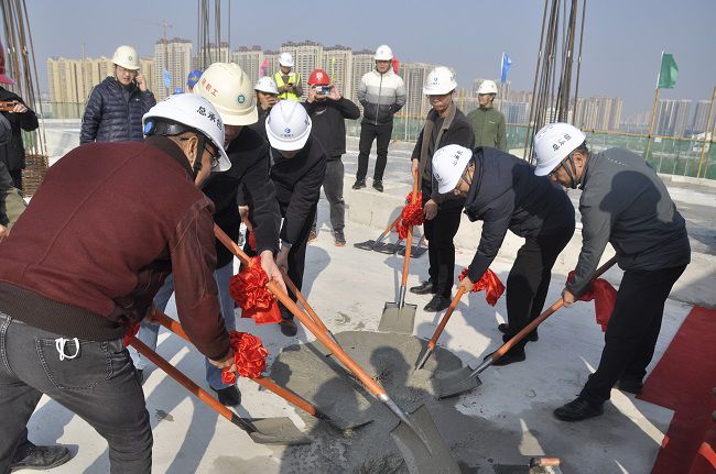 陆烜（右一）与现场嘉宾共同为项目封顶浇筑混凝土。王瑾贞 摄（建图）.jpg