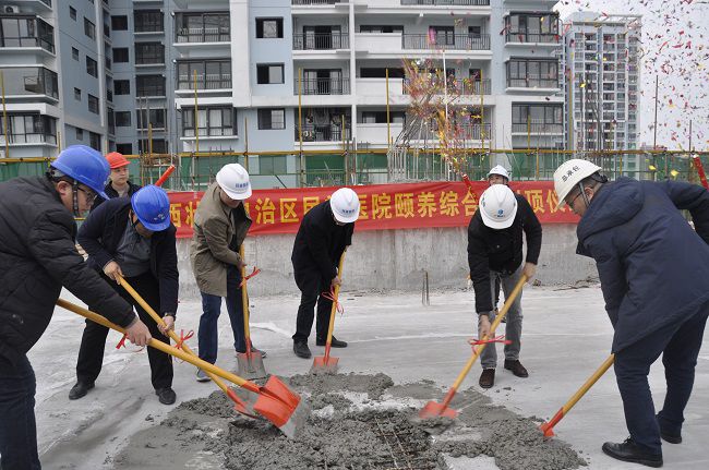 黎平山（右二）与现场嘉宾共同浇筑混凝土。王瑾贞 摄（建图）.jpg