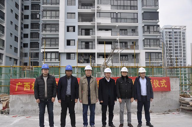 参与封顶典礼的有关辅导合影。王瑾贞 摄（建图）.jpg