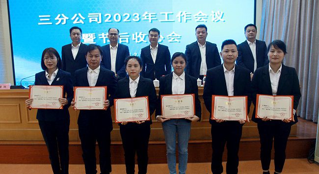 赞美优良员工。梁红玉 摄（000图）.jpg