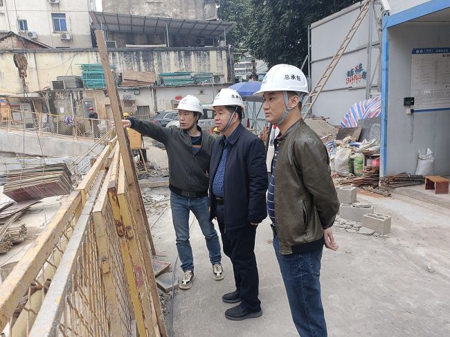 2岑廷义深刻现场进行走访。覃必英 摄（建图）.jpg