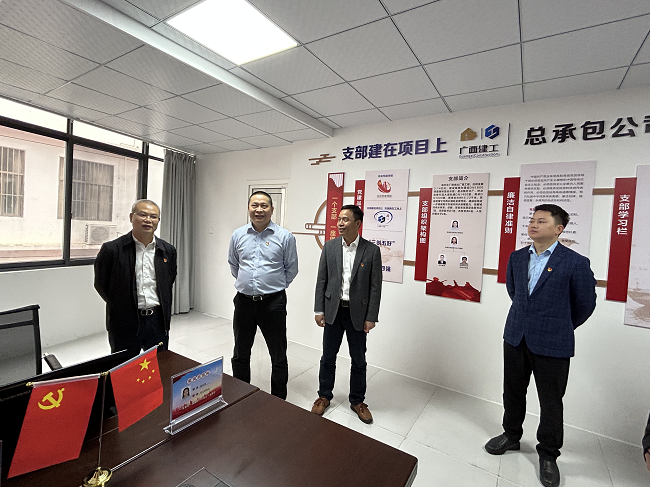 邓少新参观项目党员活动室。蔡怡灵 摄（建图）.png