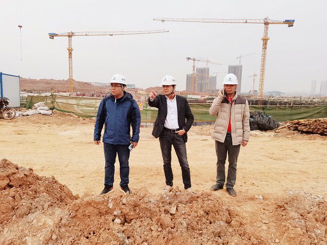 黎平山深刻现场进行安全查抄。陈海玮 摄（建图）.jpg