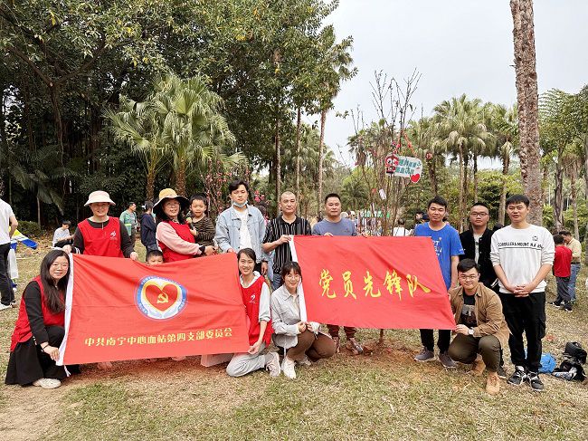 与主办方合影留想。周煜川 摄（建图）1.jpg