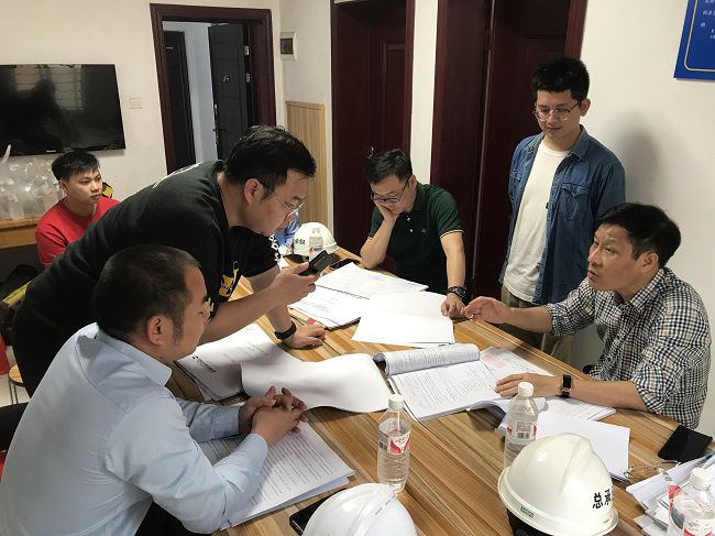 钻研解决现场问题。韦吉亮 摄（建图）.jpg