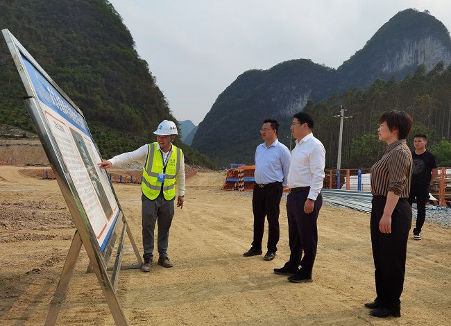 听取工作汇报。江家兵 摄（建图）.jpg