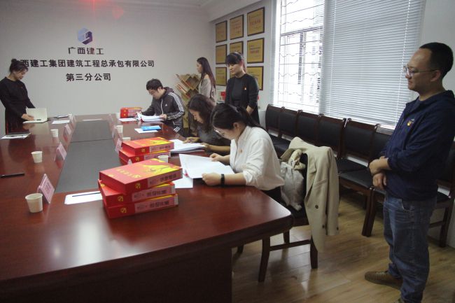 查抄资料现场。梁红玉 摄（建图）.jpg