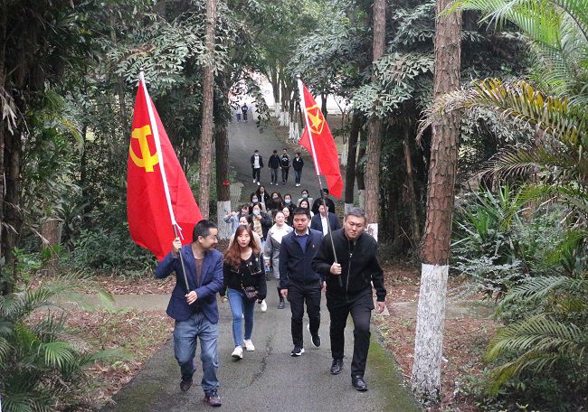 徒步走。张钊林 摄（建图）.jpg