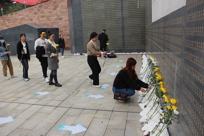 献花。张钊林  摄（建图）.jpg