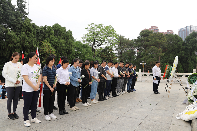 整个默哀。林成斌 摄（建图）.png