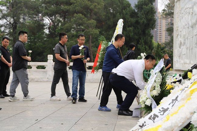 敬献白菊。林成斌 摄（建图）.jpg