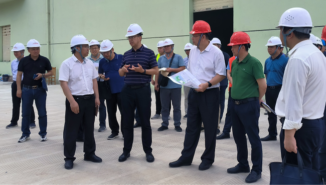 视察项目现场。谢家宝 摄（建图）.png