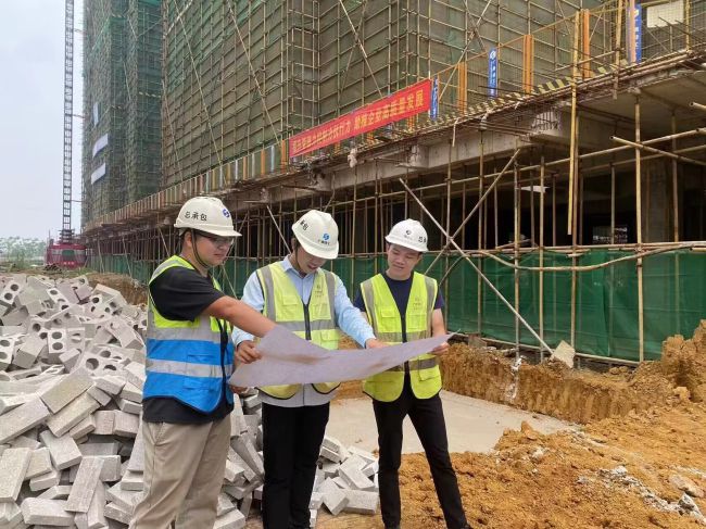 现场施工领导。马幼云 摄（建图）.jpg