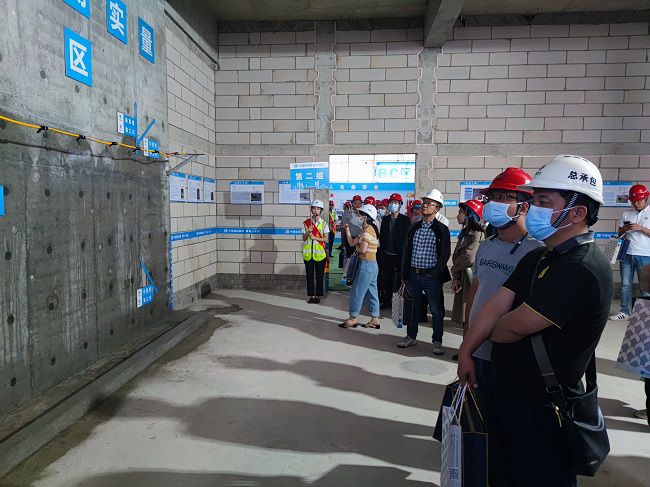 公司员工观摩。覃桂整 摄（建图）.jpg