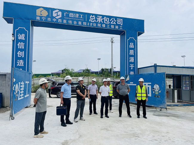 邓少新深刻施工现场。苏卫传 摄（原000图000000000000000）.jpg