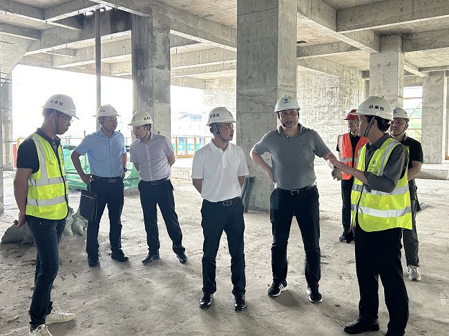 邓少新听取项目掌管人做汇报。蔡怡灵 摄（原图00000000）.jpg