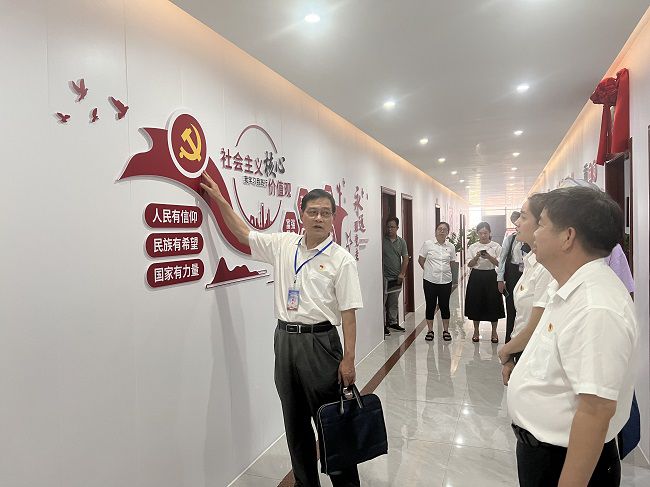 参观党建文化长廊。卢丽君 摄（建图）.jpg