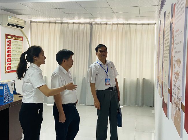 参观党员活动室。卢丽君 摄（建图）.jpg