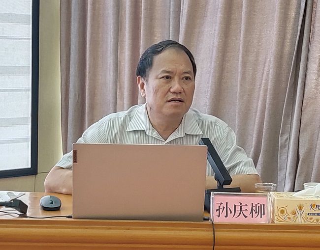 孙庆柳在授课；票ι 摄（建图）.jpg