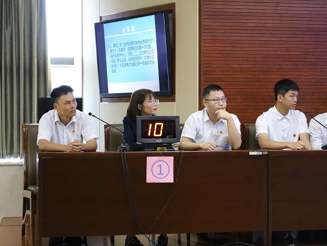 公司才赛行列镇定答题。李立云 摄（建图）.jpg
