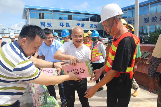 发放慰问品。梁红玉 摄（建图）.jpg