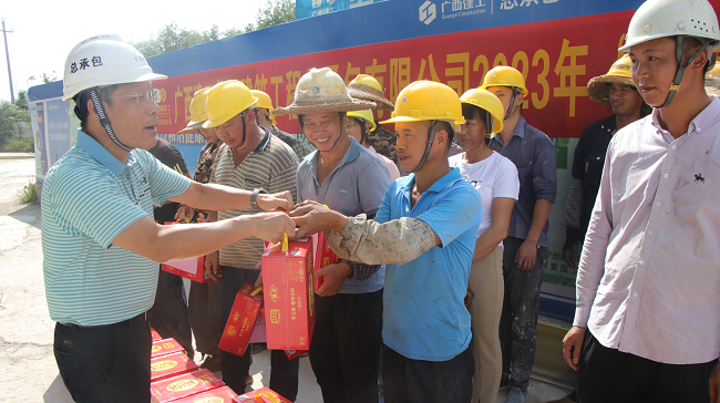 发放清冷饮品。蔡怡灵 摄（建图）.png