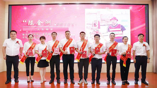 先进工作者颁奖合影。杨钰 摄（建图）.jpg