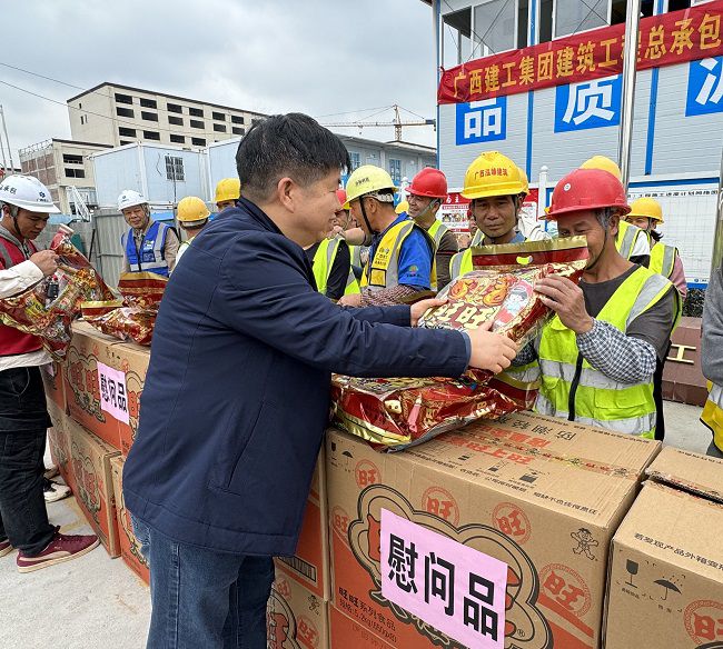 发放慰问品。韦艳雷 摄（建图）.jpg