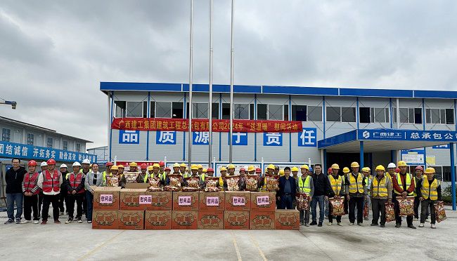 “送温暖”慰问活动合影。韦艳雷 摄（建图）.jpg