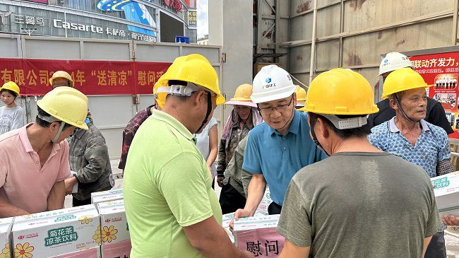 发放慰问品1。容芝雅 摄（建图）.jpg