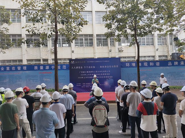 莫志元做演练带头和颁发演练起头；票ι 摄（建图）.jpg