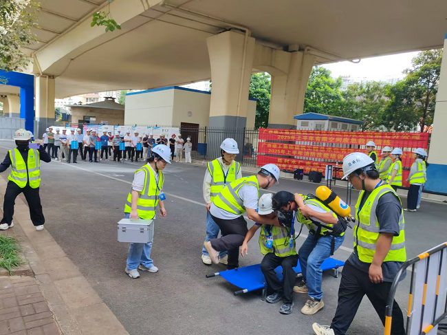 有限空间接济。陆振官 摄（建图）.jpg