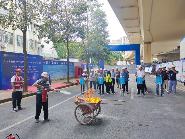 梅锦辉示芳火器操作；票ι 摄（建图）.jpg